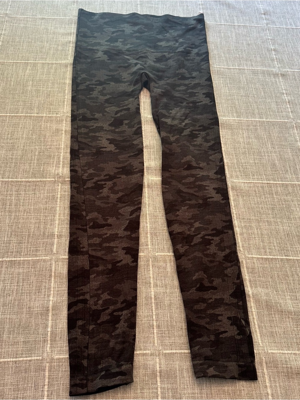 SPANX Look At Me Now Seamless Camo Leggings - Black Camo Size L